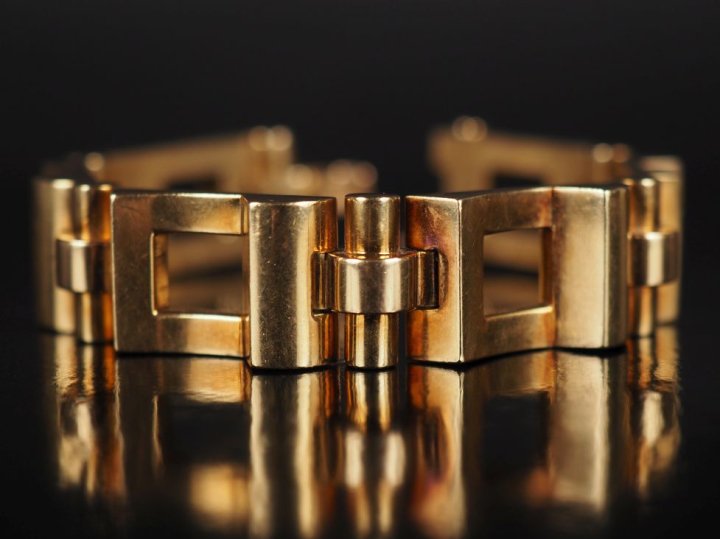 Bracelet tank 1940 en or jaune 750, à décor de maillons ajourés et cyl