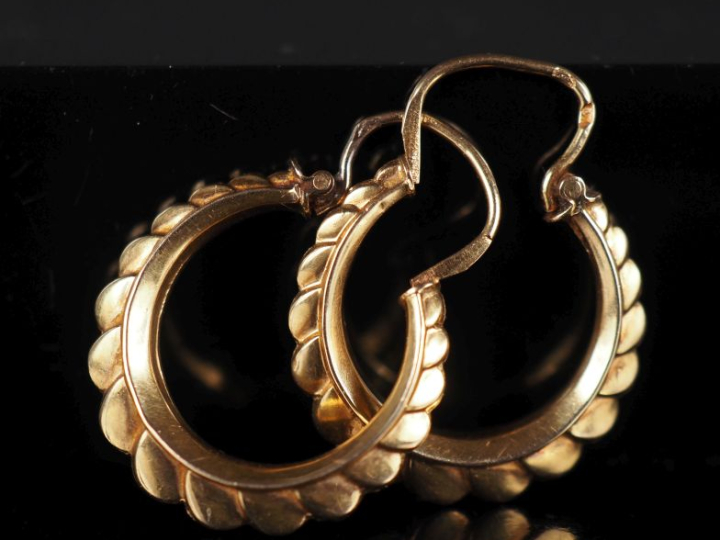 Paire de créoles en or jaune 750, à décor de côtes torses.  H. 2,2 cm 