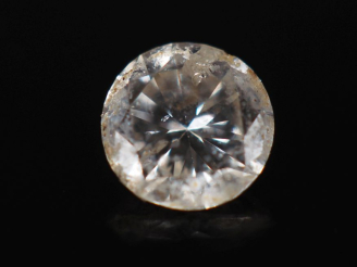 Vente aux enchères Diamant sur papier pesant environ 0,4 carats.