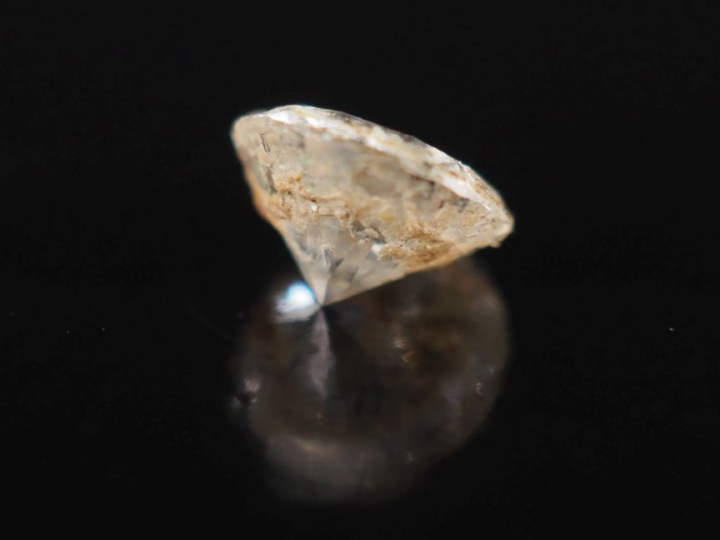 Diamant sur papier pesant environ 0,4 carats.