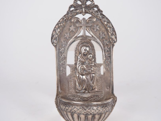 Vente aux enchères Bénitier en argent 925, poinçon Minerve à décor de Vierge à l'enfant. 