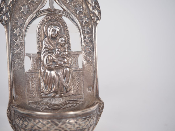 Bénitier en argent 925, poinçon Minerve à décor de Vierge à l'enfant. 