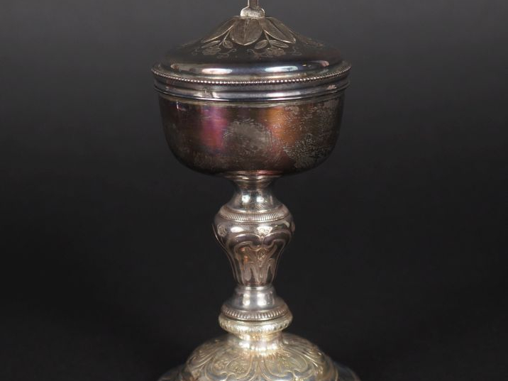 Petit ciboire XVIIIème en argent, à décor de fleurettes, épis de blé, 