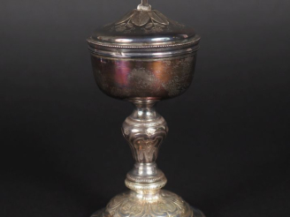 Vente aux enchères Petit ciboire XVIIIème en argent, à décor de fleurettes, épis de blé, 