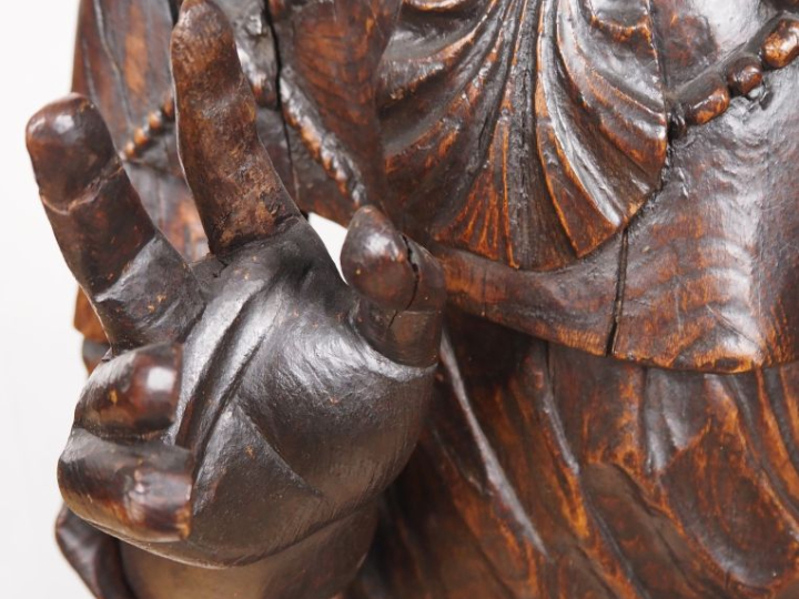 Saint Jacques en bois sculpté, dos évidé. Debout et bénissant de la ma