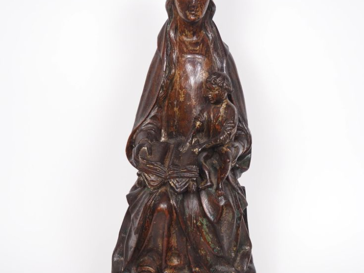 Vierge à l’Enfant en chêne sculpté avec restes de polychromie. Assise,