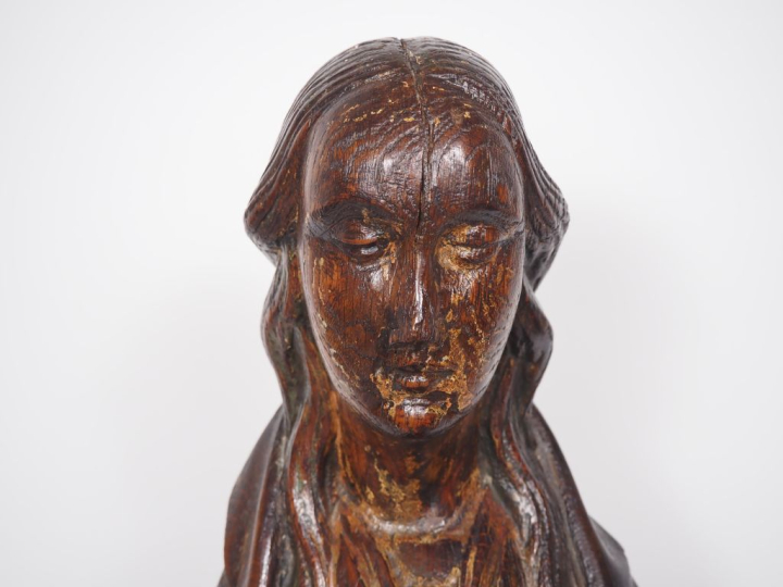 Vierge à l’Enfant en chêne sculpté avec restes de polychromie. Assise,