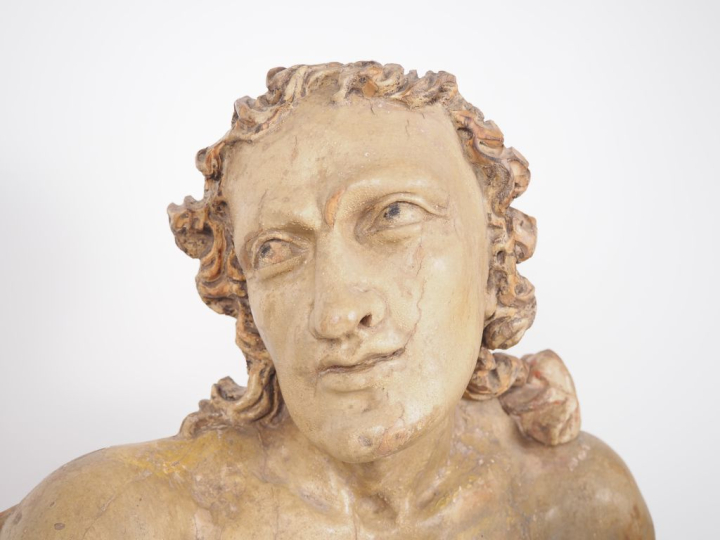 Buste de saint Sébastien en bois sculpté et polychromé. Tête à la chev