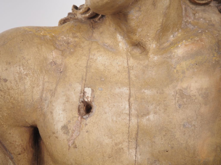 Buste de saint Sébastien en bois sculpté et polychromé. Tête à la chev