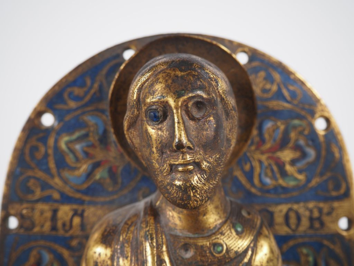 Plaque de forme cintrée en cuivre champlevé, émaillé, gravé et doré fi