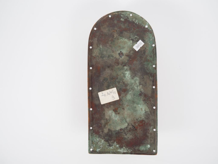 Plaque de forme cintrée en cuivre champlevé, émaillé, gravé et doré fi