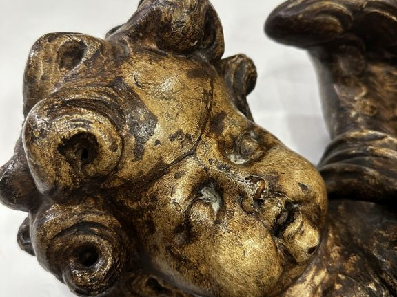 Grande sculpture de style baroque italien en bois sculpté, laqué et aj