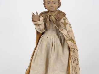 Vente aux enchères Sculpture en bois polychrome "l'enfant Jésus bénissant", chasuble en s