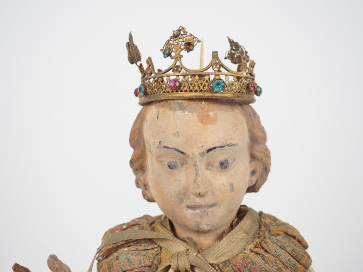 Sculpture en bois polychrome "l'enfant Jésus bénissant", chasuble en s