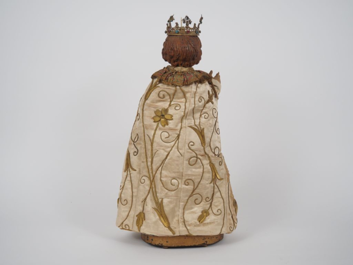 Sculpture en bois polychrome "l'enfant Jésus bénissant", chasuble en s