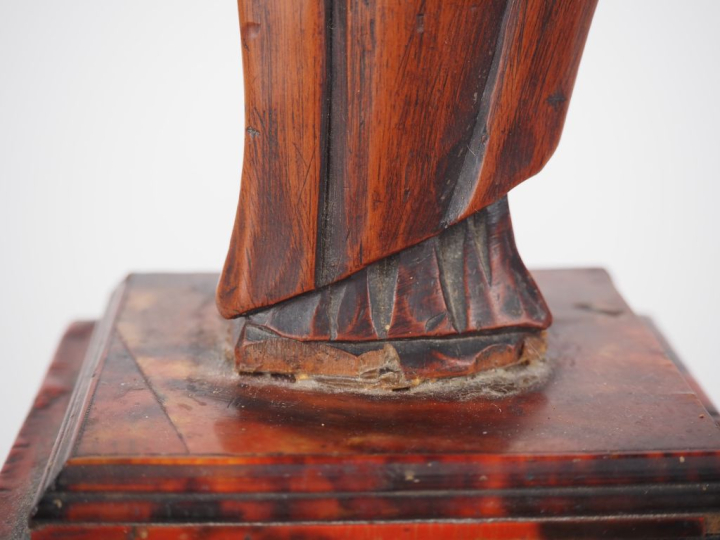 Sujet XVIIIème en bois sculpté "Saint Femme" sur un socle en placage d