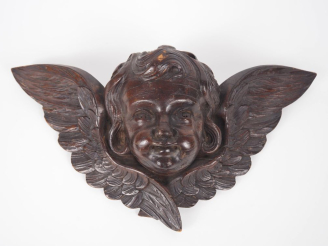Vente aux enchères Tête d'ange en bois sculpté. Dim. 21,5 x 41 cm