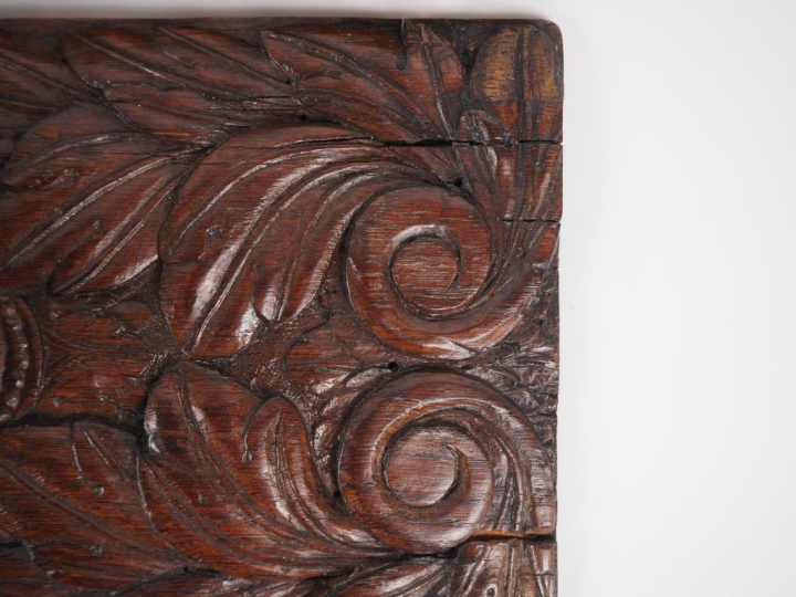 Paire de bois sculptés en chêne, à décor de têtes d'anges sur fond de 
