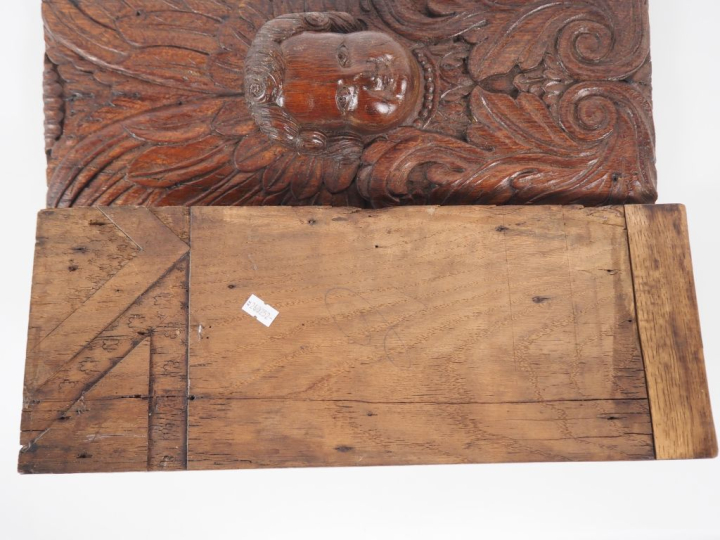 Paire de bois sculptés en chêne, à décor de têtes d'anges sur fond de 