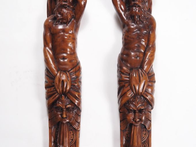 Paire de gaines de style XVIIème en bois sculpté à décor d'hommes au t