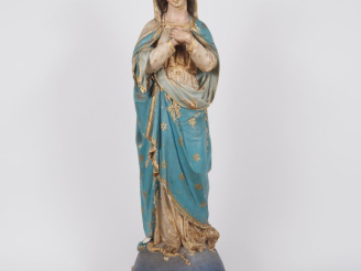 Vente aux enchères Sculpture fin XIXème en stuc polychrome "Sainte Vierge terrassant le s