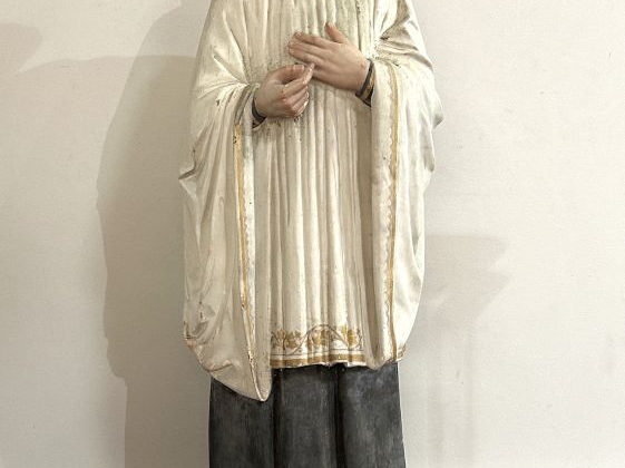 Grande sculpture en terre cuite polychrome "Saint-Vincent de Paul". H.