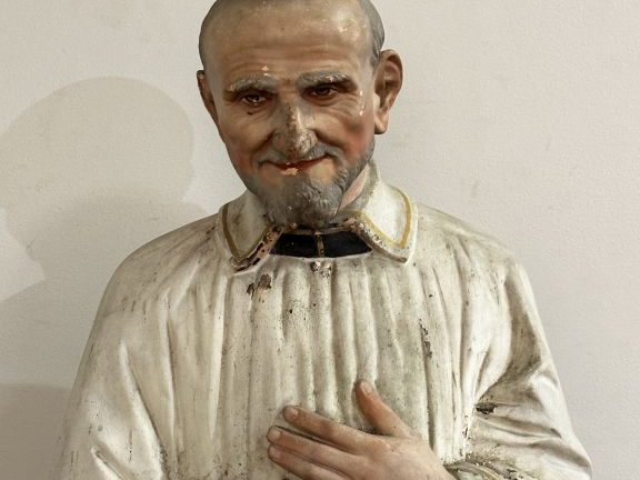 Grande sculpture en terre cuite polychrome "Saint-Vincent de Paul". H.