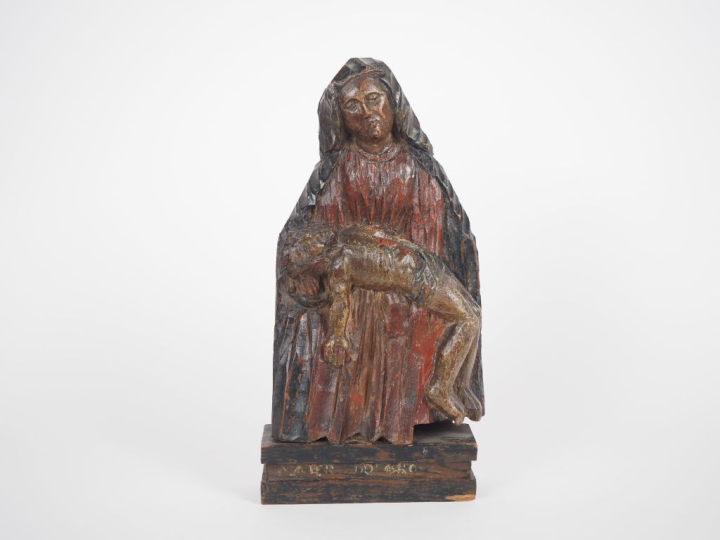 Piéta en bois polychrome de style gothique. H. avec socle : 35 cm