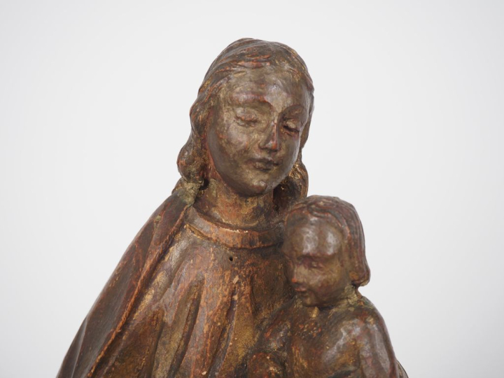 Sculpture début XXème en bois doré de style gothique "Vierge à l'enfan