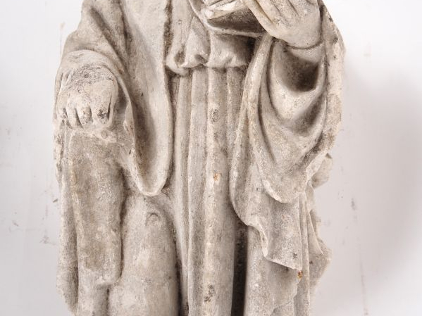 Fragment de sculpture en pierre ou pierre reconstituée "Saint au livre