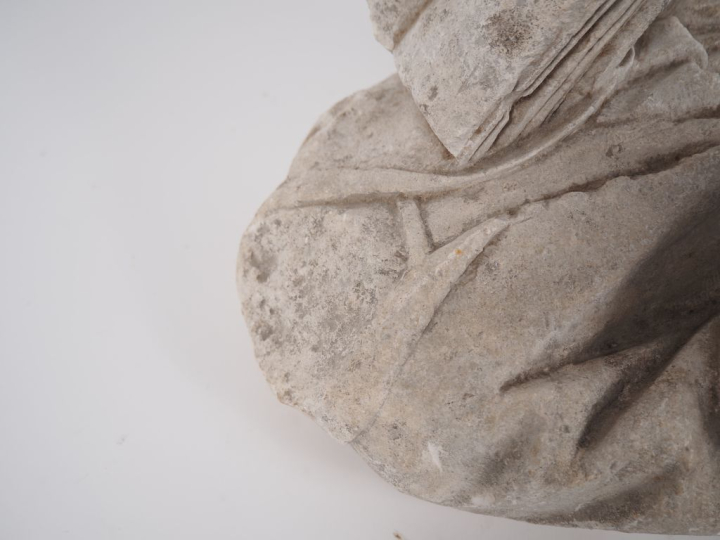 Fragment de sculpture en pierre ou pierre reconstituée "Saint au livre