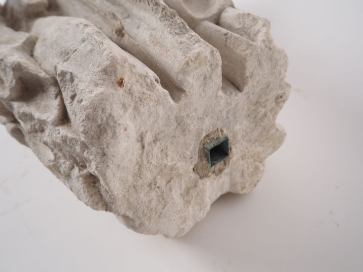 Fragment de sculpture en pierre ou pierre reconstituée "Saint au livre