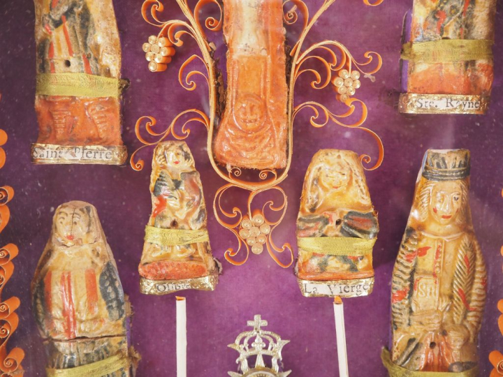 Reliquaire XIXème en paperolle et personnages en céramique polychrome 