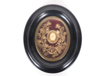 Vente aux enchères Deux reliquaires Napoléon III en bois noirci. Dim. 17 x 14,5 cm et 18,