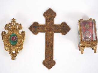 Vente aux enchères Reliquaire XIXème en métal doré, crucifix XIXème en métal doré, reliqu