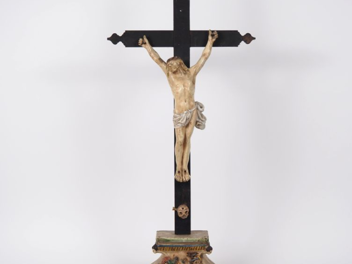Grand crucifix XVIIIème en faïence polychrome, base ornée des instrume