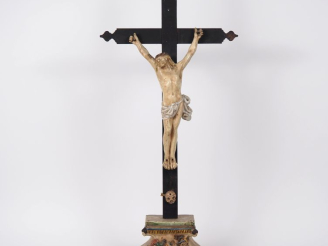 Vente aux enchères Grand crucifix XVIIIème en faïence polychrome, base ornée des instrume