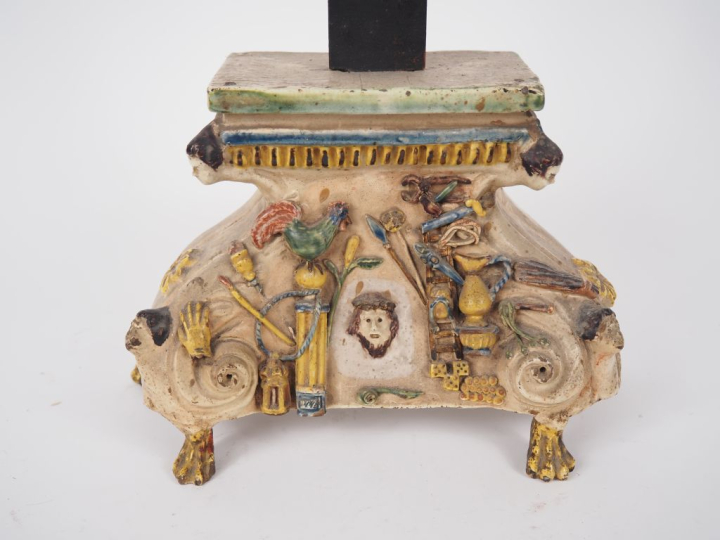 Grand crucifix XVIIIème en faïence polychrome, base ornée des instrume