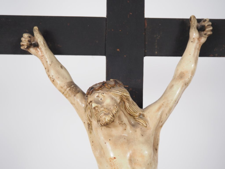 Grand crucifix XVIIIème en faïence polychrome, base ornée des instrume