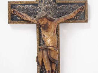 Vente aux enchères Crucifix espagnol XIXème en bois polychrome et noirci, ornementation d