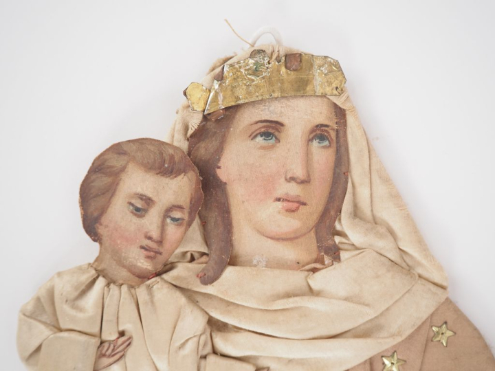 Soie brodée XIXème. "Vierge à l'enfant". Les yeux sont peints. H. 48 c