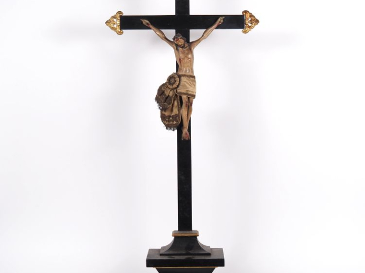 Grand crucifix de style Louis XIV en bois polychrome noirci et doré. P