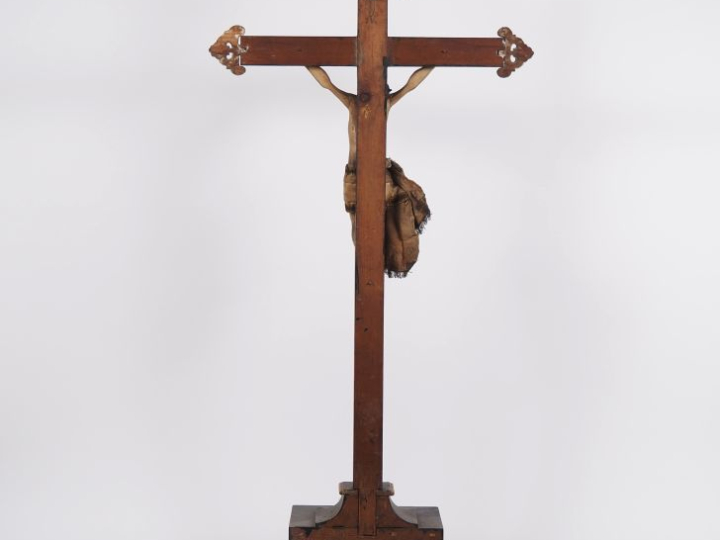 Grand crucifix de style Louis XIV en bois polychrome noirci et doré. P