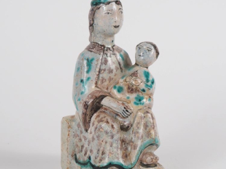 Vente aux enchères Sujet 1900 en faience polychrome "Vierge à l'enfant" (Vierge d'accouch