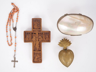 Vente aux enchères Croix en buis sculpté, un ex voto en laiton en forme de cœur enflammé,