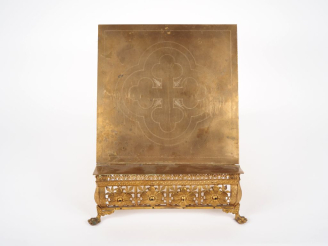 Vente aux enchères Lutrin d'autel 1900 en laiton doré gravé et ajouré, à décor de fleurs,