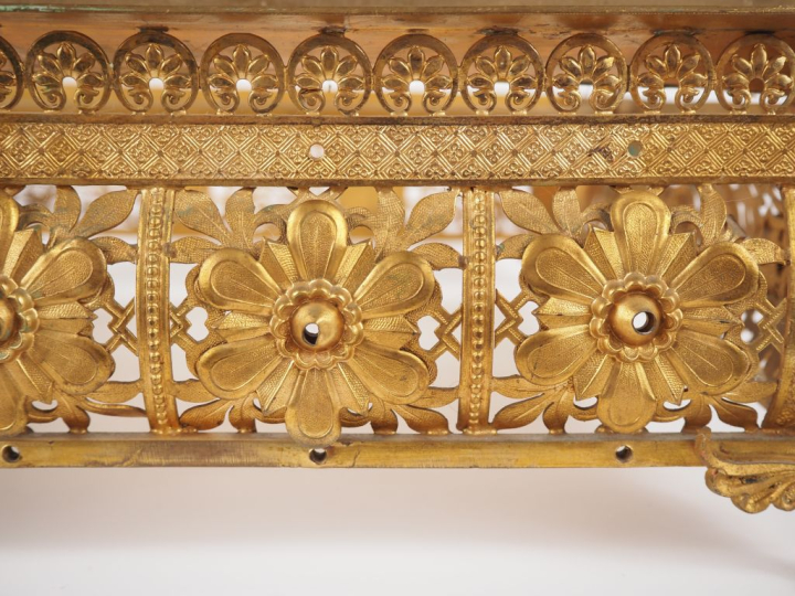 Lutrin d'autel 1900 en laiton doré gravé et ajouré, à décor de fleurs,