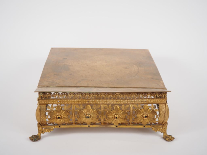 Lutrin d'autel 1900 en laiton doré gravé et ajouré, à décor de fleurs,