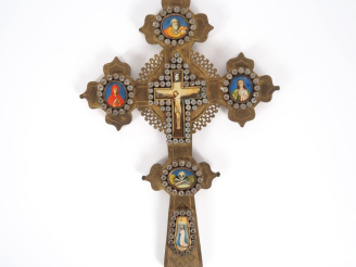 Vente aux enchères Crucifix début XXème en laiton ajouré et gravé , orné de verroteries e