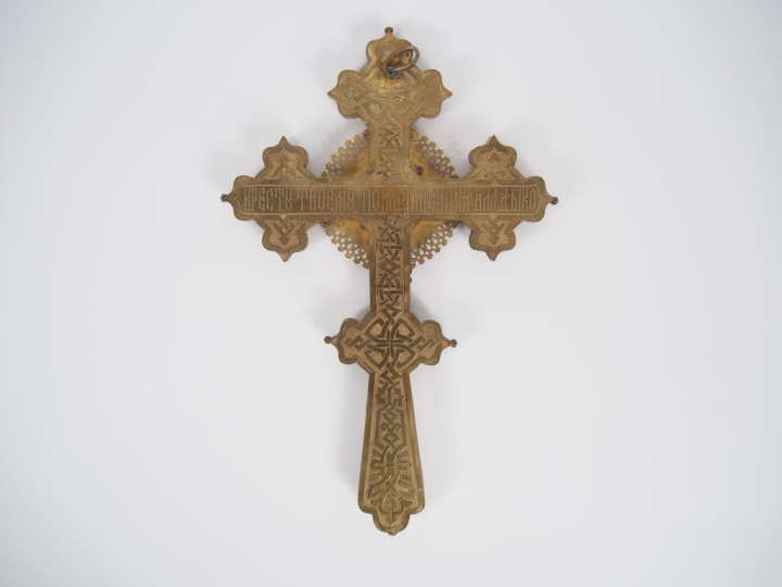 Crucifix début XXème en laiton ajouré et gravé , orné de verroteries e
